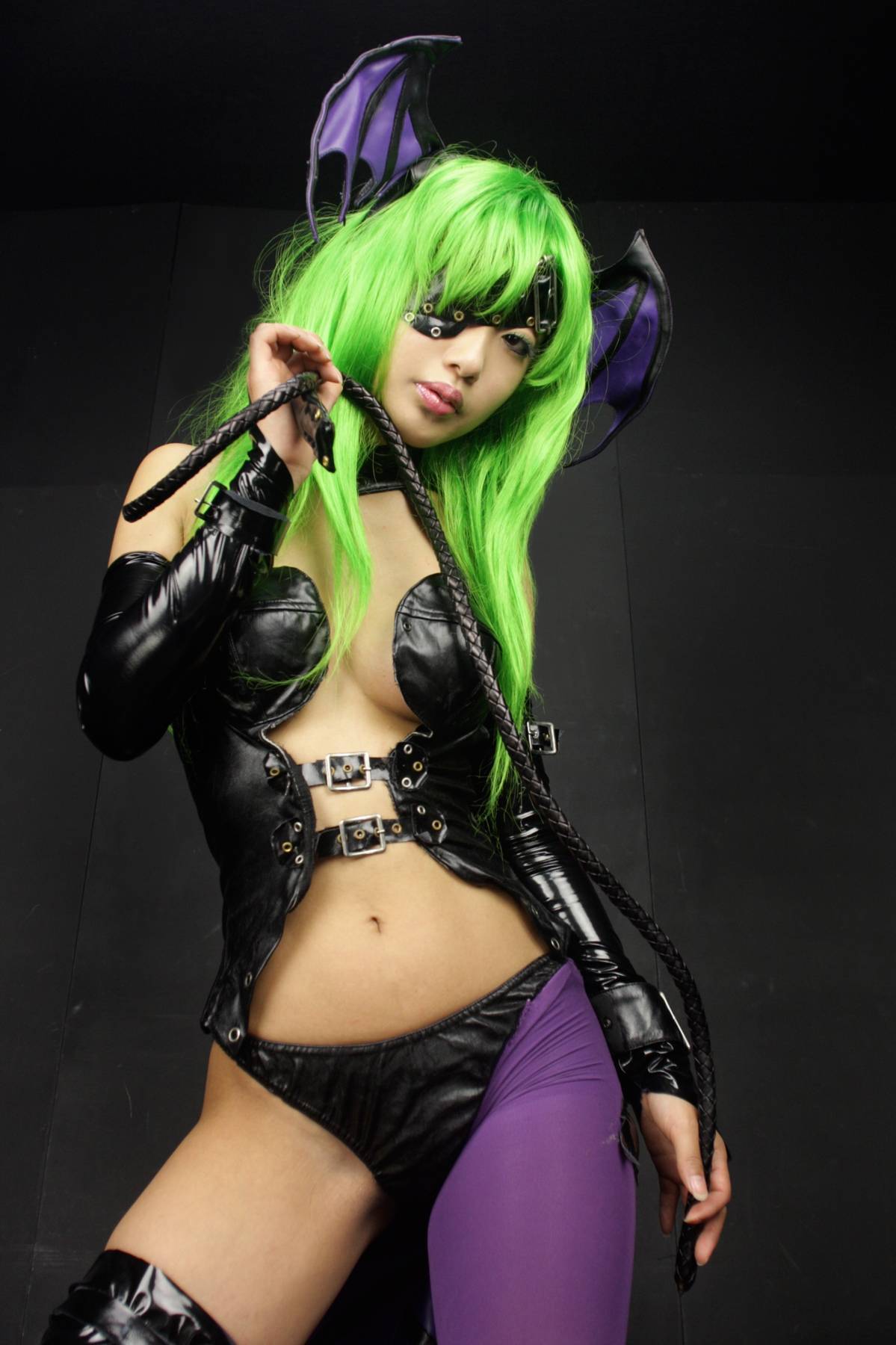 [Cosplay]  Darkstalkers  Morrigan with great body in latex